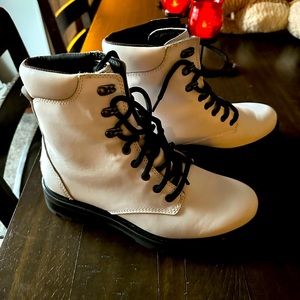 SOREL LENNOX size 10 white with Black lace boots